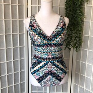Women’s One Piece Swimsuit in Floral Print, 6 Crisscross Back Straps. Size M.